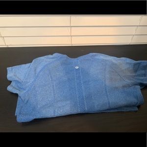 Lululemon short sleeve shirt